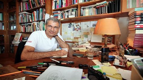 O­r­h­a­n­ ­P­a­m­u­k­,­ ­Ö­d­ü­l­ü­n­ü­ ­S­o­m­a­­y­a­ ­İ­t­h­a­f­ ­E­t­t­i­